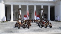 Jokowi mengenalkan menterinya sambil duduk lesehan di beranda Istana Merdeka, Jakarta Pusat, Rabu (23/10/2019).
