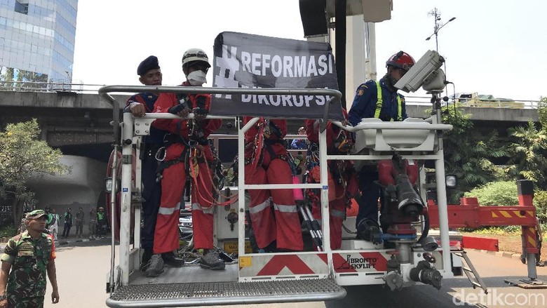 Polisi Amankan 5 Aktivis Greenpeace Pemasang Spanduk di Patung Pancoran Polisi Amankan 5 Aktivis Greenpeace Pemasang Spanduk di Patung Pancoran