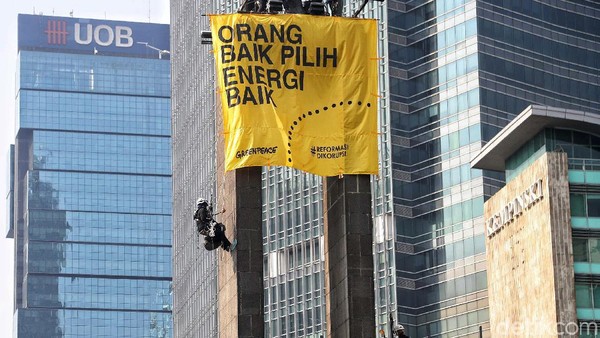 Spanduk Kuning Greenpeace Juga Mejeng di Patung Bundaran HI
