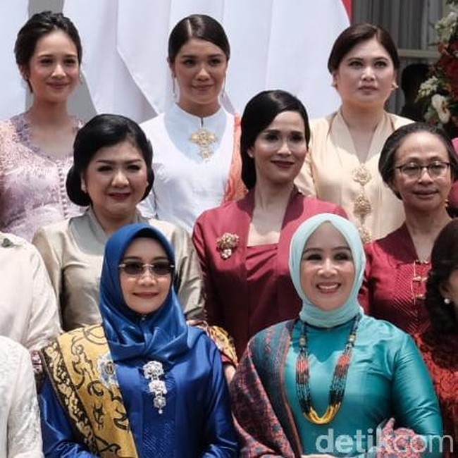 Gista Putri terlihat berdiri bersebelahan dengan istri Nadiem Makarim, Franka Franklin pada saat sesi foto bersama istri para menteri. Foto: Andika/Detikcom