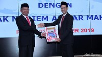 Nadiem menerima buku capaian kinerja dari Mendikbud sebelumnya Muhadjir Effendy.