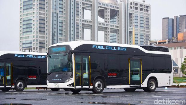 Canggih! Sopir Bus Ini Bisa Lepas Tangan saat Tiba di Terminal
