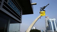 Menariknya, aksi tersebut tak hanya dilakukan di Patung Dirgantara yang berada di kawasan Pancoran, tetapi juga membentang di Patung Selamat Datang yang berada di kawasan Bundaran HI.