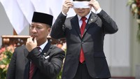 Menteri BPN/Kepala Bappenas Suharso Monoarfa terlihat menutup wajahnya dengan sapu tangan karena terik matahari yang menyengat.