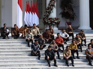 Analisis Semiotika Duduk Lesehan Menteri: Tanda Kerendahan Hati