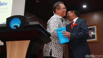 Rudiantara juga menyerahkan Buku Memori Jabatan Menteri Komunikasi dan Informatika Republik Indonesia kepada Johnny G Plate. (Ari Saputra/detikcom)