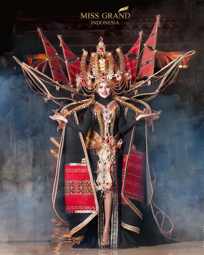 Sarlin Jones mengenakan busana rancangan desainer Viky Veovinza untuk kompetisi kostum nasional di Miss Grand International 2019. Dia beraksi di atas panggung memakai kostum Pinisi yang beratnya mencapai 30 kg itu. Foto: Dok. Instagram Sarlin Jones