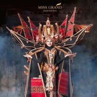 Sarlin Jones mengenakan busana rancangan desainer Viky Veovinza untuk kompetisi kostum nasional di Miss Grand International 2019. Dia beraksi di atas panggung memakai kostum Pinisi yang beratnya mencapai 30 kg itu. Foto: Dok. Instagram Sarlin Jones