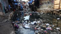 Namun ada juga bagian kali yang masih penuh sampah.