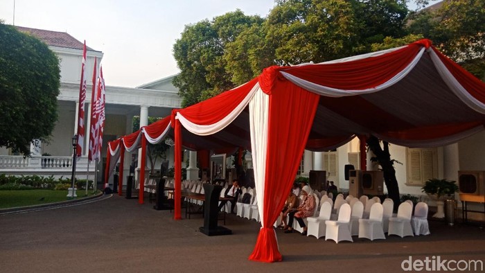 Jelang Pelantikan Menteri, Tenda Merah Putih Disiapkan di Halaman Istana