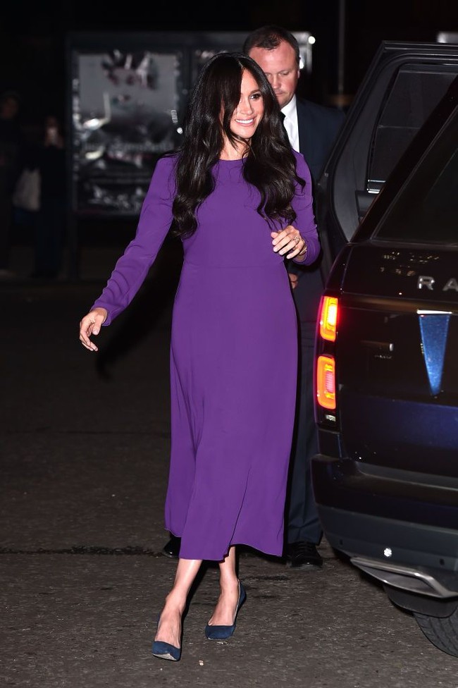 Meghan lalu memadukan gaun itu dengan sepasang heels suede berwarna biru navy. Heels yang sama juga beberapa kali menjadi pilihan ibu satu anak itu di beberapa kesempatan. (Foto: Getty Images)