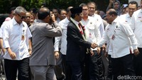 Mahfud juga sempat menyalami beberapa pegawai Kemenko Polhukam.