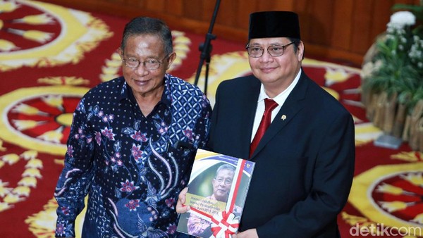 Jabat Menko Perekonomian Airlangga Happy Banget