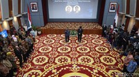 Dalam serah terima jabatan (sertijab) kali ini, Darmin mengenakan busana batik biru.