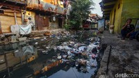 Namun beberapa sampah rumah tangga dan plastik kembali terlihat mengapung.
