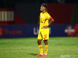 Selepas jeda, Bhayangkara langsung menggebrak lewat peluang dari Bruno Matos. Ia mampu menusuk ke sisi kanan kotak penalti Persib, tapi sepakannya masih tepat ke pelukan Made Wirawan.