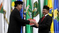 Surat terima jabatan diserahkan langsung oleh mantan Mendagri Tjajo Kumolo ke Tito Karnavian.