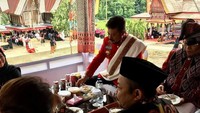 Toraja dengan sejuta adat dan tempat wisata, tulis Syahrul. Nampak ia sedang berkunjung ke Toraja dan disuguhi makanan khas yang enak. Foto: Instagram syahrulyasinlimpo