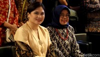 Istri Erick Thohir, Elizabeth Tjandra turut hadir mendampingi sang suami dalam acara serah terima jabatan di Kantor Kementerian BUMN.