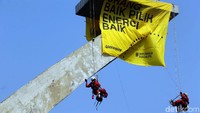 Ada sebuah spanduk raksasa berwarna kuning yang bertuliskan Orang Baik Pilih Energi Baik menghiasi Patung Dirgantara.