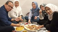 Kembali pose kompak dengan temannya, menu makanan yang dipilih Ida Fauziyah kali ini adalah nasi kebuli dengan daging kambing. Foto: Instagram @idafauziyahnu
