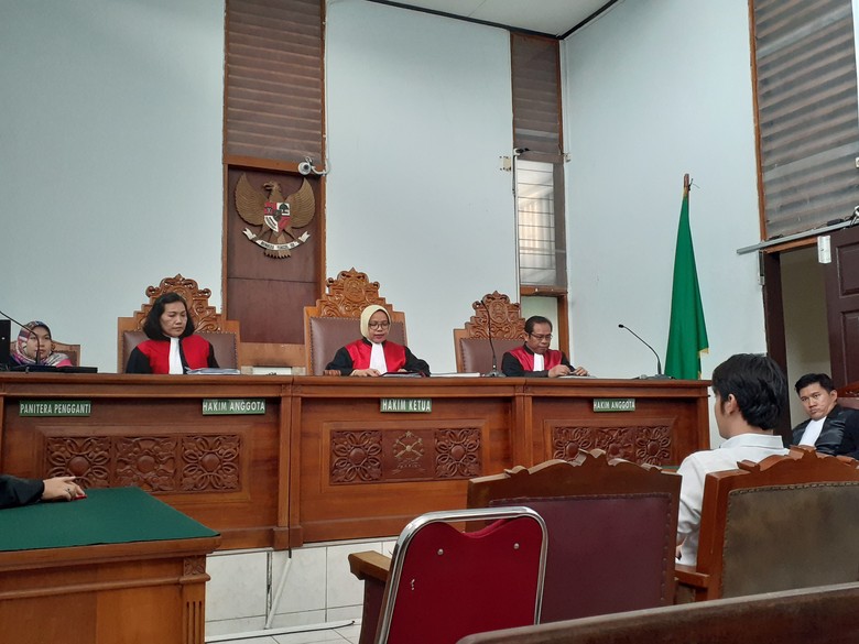Hakim Tolak Eksepsi Kriss Hatta di Kasus Penganiayaan Hakim Tolak Eksepsi Kriss Hatta di Kasus Penganiayaan