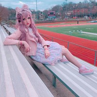 Ini adalah bagian dari hidup saya. Mungkin saya terlihat aneh karena sepertinya orang pasti menatap saya. Saya selalu bertanya pada teman-temanku apakah mereka keberatan jika saya berdandan, karena ditatap itu bisa menimbulkan kecemasan bagi orang-orang yang tidak terbiasa, ungkap Katie seperti dilansir Daily Star. Foto: Instagram