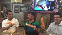 Politisi Partai Golkar ini sering menikmati jamuan makan bersama teman-temannya. Mereka ditemani cokelat ukuran jumbo. Nyamm! Foto: Instagram syahrulyasinlimpo