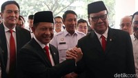 Tito dan Tjahjo nampak melakukan salam komando sebelum menggelar serah terima jabatan Mendagri.