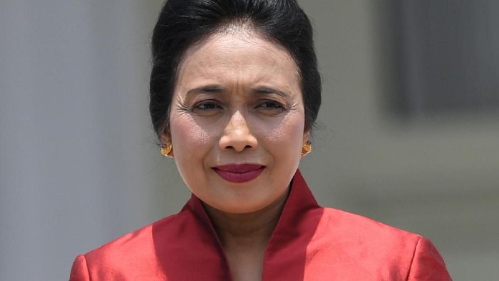 Menteri Pemberdayaan Perempuan dan Anak I Gusti Ayu Bintang Darmavati bersiap mengikuti foto bersama seusai pelantikan menteri Kabinet Indonesia Maju di Beranda Halaman Istana Merdeka, Jakarta, Rabu (23/10/2019). ANTARA FOTO/Wahyu Putro A/foc.