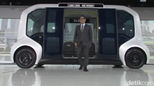 Akio Toyoda saat memperlihatkan e-Palette di Tokyo Motor Show 2019