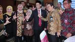 Senyum Nadiem dan Muhadjir Saat Sertijab Mendikbud