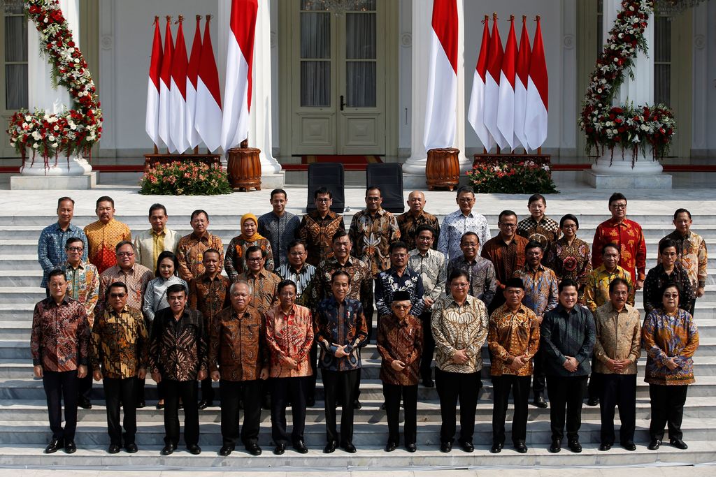 Indonesian President Joko Widodo, Vice President Ma'ruf Amin, and newly appointed cabinet ministers pose for photographers before the inauguration of new cabinet ministers for Widodo's second term, at the Presidential Palace in Jakarta, October 23, 2019. REUTERS/Willy Kurniawan