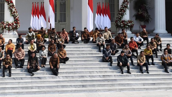 Presiden Joko Widodo didampingi Wapres Maruf Amin memperkenalkan jajaran menteri Kabinet Kerja II di tangga veranda Istana Merdeka, Jakarta, Rabu (23/10/2019). ANTARA FOTO/Wahyu Putro/foc.