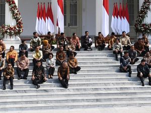 Makna Psikologis Aksi Jokowi Kenalkan Menteri dengan Duduk Santuy di Istana