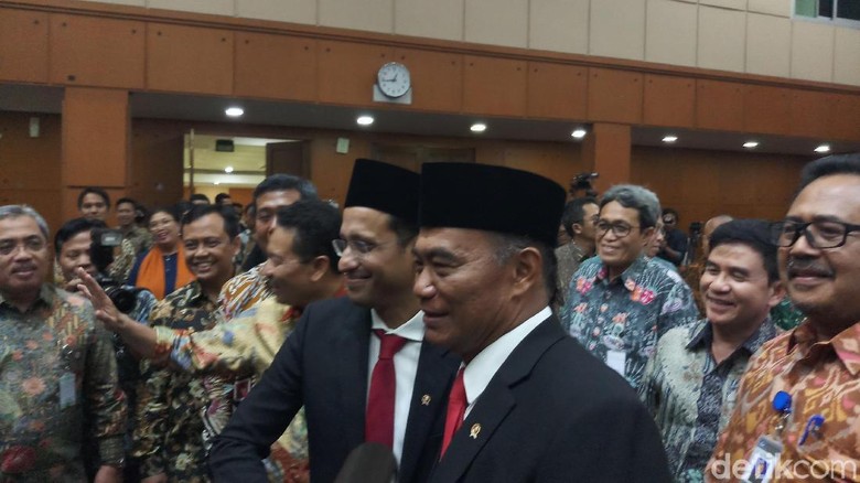 Tiba di Kemendikbud, Mendikbud Nadiem Makarim Disambut Muhadjir Tiba di Kemendikbud, Mendikbud Nadiem Makarim Disambut Muhadjir