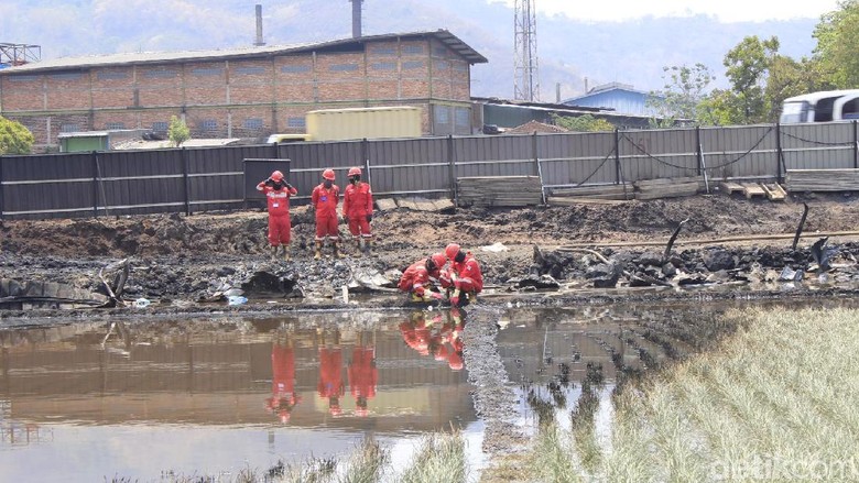 Pertamina Sterilisasi Area Tumpahan BBM di Cimahi Pertamina Sterilisasi Area Tumpahan BBM di Cimahi