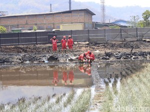 Pertamina Sterilisasi Area Tumpahan BBM di Cimahi