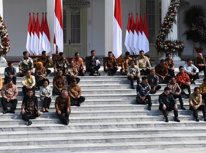 Presiden Joko Widodo didampingi Wapres Maruf Amin memperkenalkan jajaran menteri Kabinet Kerja II di tangga veranda Istana Merdeka, Jakarta, Rabu (23/10/2019). ANTARA FOTO/Wahyu Putro/foc.