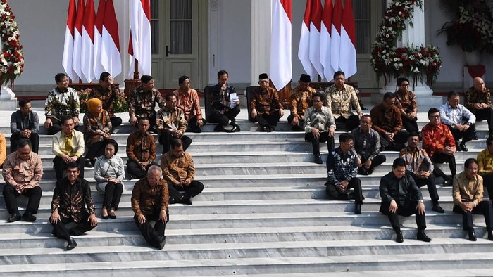 Presiden Joko Widodo didampingi Wapres Maruf Amin memperkenalkan jajaran menteri Kabinet Kerja II di tangga veranda Istana Merdeka, Jakarta, Rabu (23/10/2019). ANTARA FOTO/Wahyu Putro/foc.