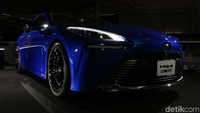 Lampu depannya sipit, dengan grille berbentuk garis-garis tipis. Pelek (20 inci) dan bannya sudah lebih besar dan lebar karena mobil dibuat Toyota lebih panjang dibanding model lama. Sebagai perbandingan dari sisi dimensi, mobil punya panjang 4.975 mm (+85 mm), lebar 1.885 mm (+70 mm), tinggi 1.470 mm (-65 mm), dan wheelbase 2.920 mm (+140 mm).