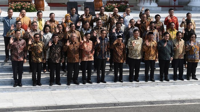 Presiden Joko Widodo didampingi Wapres Maruf Amin memperkenalkan jajaran menteri Kabinet Indonesia Maju di tangga veranda Istana Merdeka, Jakarta, Rabu (23/10/2019). ANTARA FOTO/Wahyu Putro/foc.