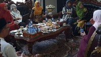Saat berdiskusi tersebut tidak hanya dilakukan di restoran atau kafe, tetapi juga dilakukan di rumah. Namun, tetap makanan harus tersedia di sana. Foto: Instagram @idafauziyahnu