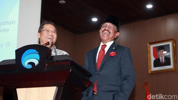 Rudiantara dan Johnny G Plate tampak semringah di acara sertijab Menkominfo. (Ari Saputra/detikcom)