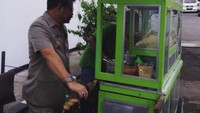 Ayah 3 anak ini sedang sarapan meski sudah tidak terlalu pagi. Momentnya serba kebetulan, kebetulan lapar kebetulan penjual bakso nya ada di pekarangan, tulis Syahrul. Foto: Instagram syahrulyasinlimpo