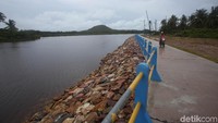 Petugas PLN memantau embung serba guna di Desa Air Payang, Kecamatan Pulau Laut, Natuna, Kepulauan Riau. Embung atau cekungan penampung (retention basin) adalah cekungan yang digunakan untuk mengatur dan menampung suplai aliran air hujan. Agung Pambudhy/detikcom.