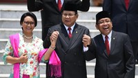 Lagi, Menteri Pertahanan Prabowo Subianto bersama Mensesneg Pratikno dan Menteri Luar Negeri Retno LP Marsudi kompak melakukan salam komando.