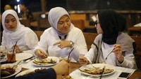 Ida Fauziyah ternyata sangat mengagumi sosok Nissa Sabyan. Saat bertemu mereka manfaatkan dengan makan bersama dengan menu makanan ikan. Foto: Instagram @idafauziyahnu