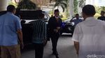 Semringah! Luhut Angkat Kedua Tangan Mengepal
