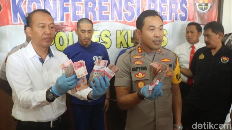 Bobol Rumah Polisi di Kudus, 2 Pencuri Ini Gasak Emas dan Duit Puluhan Juta Bobol Rumah Polisi di Kudus, 2 Pencuri Ini Gasak Emas dan Duit Puluhan Juta
